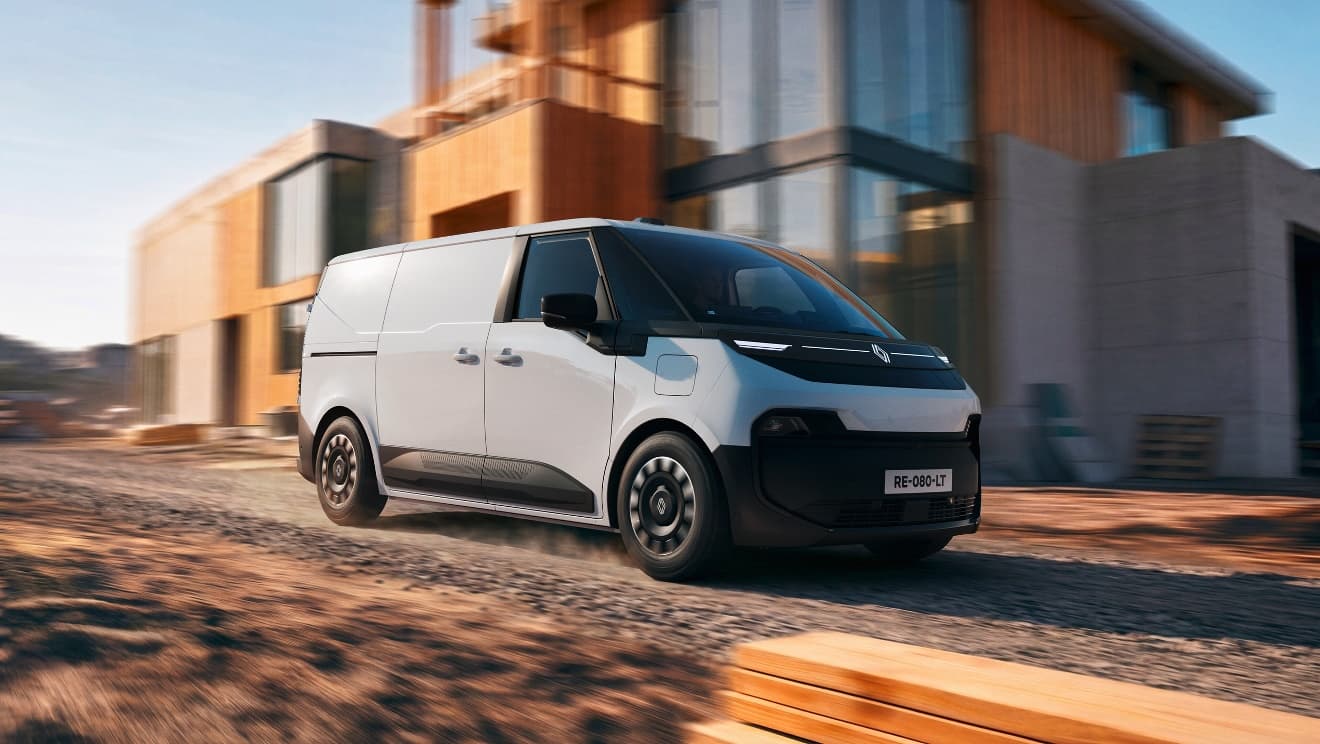 Το νέο Renault Trafic Van E-Tech electric σε κίνηση δίπλα σε εργοτάξιο